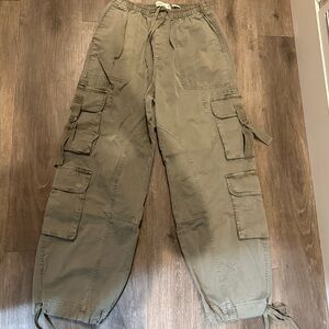 Abercrombie & Fitch High Rise Cargo Pant in green size XS short